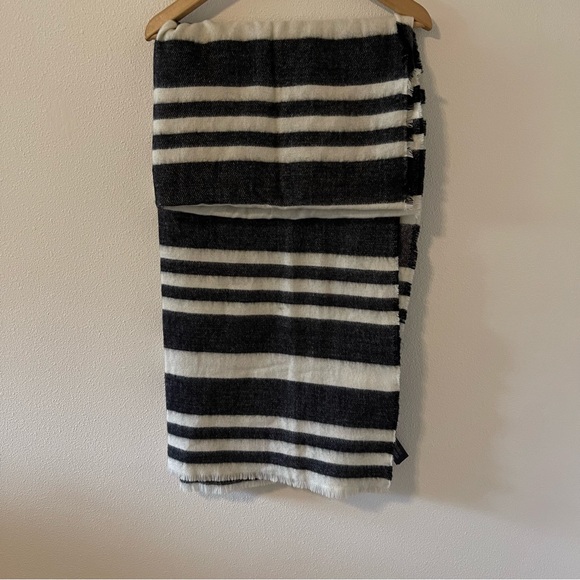 Zara Plush Black White Stripe Blanket Scarf Fringe-33x86” - Picture 4 of 6